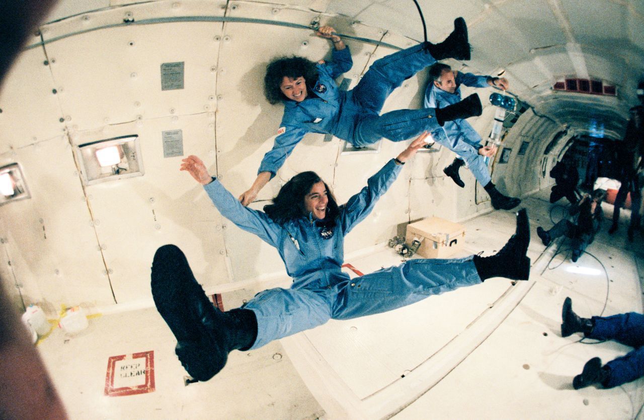 In den 80er-Jahren plante die NASA eine Lehrerin in den Weltraum zu schicken: Christa McAuliffe (oben im Bild) wollte ihre Schulkinder aus dem Weltraum unterrichten und allen zeigen, wie wichtig Bildung ist. Tragischerweise kam sie beim Absturz des Spaceshuttle "Challenger"  1986 ums Leben.