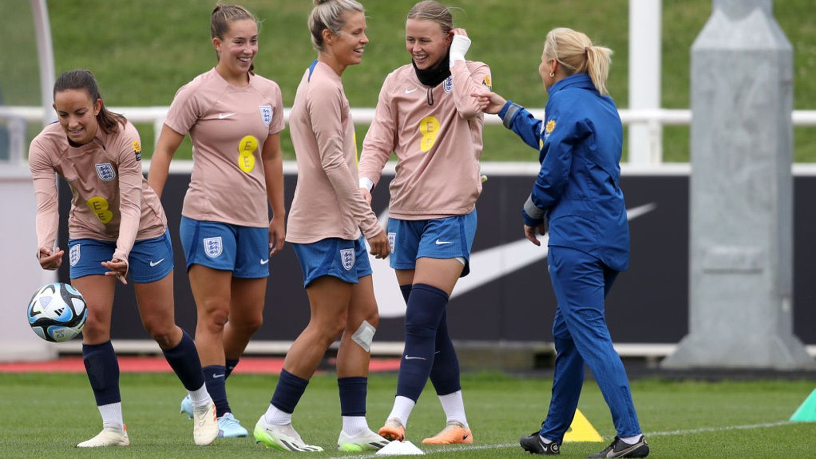 
                <strong>England</strong><br>
                England reist als amtierender Europameister zur WM. Zwei Top-Spielerinnen fehlen allerdings. Die EM-Torschützenkönigin Beth Mead und die Kapitänin Leah Williamson, die die Schlüsselfigur in der Defensive ist, fallen aufgrund eines Kreuzbandrisses aus. Allerdings produziert die heimische Super League so viele Top-Spielerinnen, dass selbst diese Ausfälle kompensierbar sind. Die Mannschaft der niederländischen Trainerin Sarina Wiegmann blieb 30 Spiele in Serie ungeschlagen, ehe Australien diese Serie kürzlich beendete. ran-Prognose: England ist ein Halbfinal-Kandidat, doch ohne Mead und Williamson reicht es nicht für den ganz großen Wurf.
              