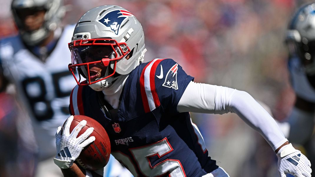 NFL, American Football Herren, USA Carolina Panthers at New England Patriots Sep 28, 2025 Foxborough, Massachusetts, USA New England Patriots cornerback Marcus Jones 25 returns a punt for a touchdown against the Carolina Panthers during the first half at Gillette Stadium. Foxborough Gillette Stadium Massachusetts USA, EDITORIAL USE ONLY PUBLICATIONxINxGERxSUIxAUTxONLY Copyright: xBrianxFluhartyx 20250928_brf_fb7_1208