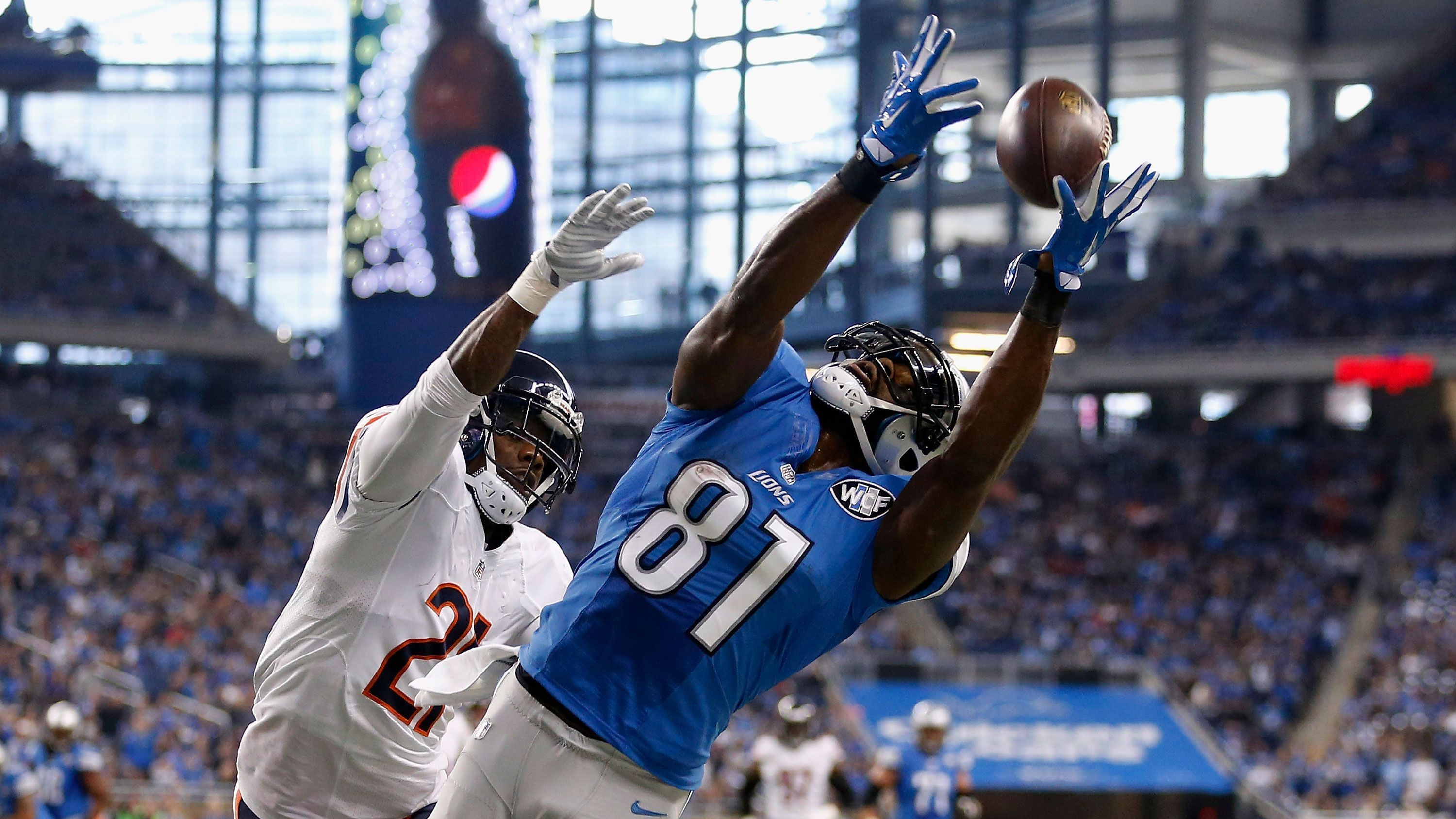 
                <strong>1. Calvin Johnson</strong><br>
                Yards: 1.964 -Catches: 122 -Team: Detroit Lions -Saison: 2012
              