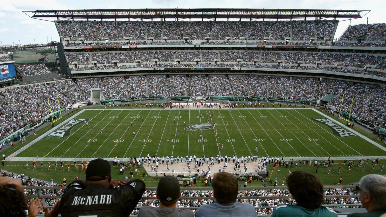 <strong>Philadelphia Eagles: Lincoln Financial Field</strong><br>
                • Kapazität: 69.879&nbsp;&nbsp;<br>• Eröffnung: August 2003; Renovierung 2014<br>• Kosten: 512 Millionen Dollar; Renovierungskosten 125 Millionen Dollar<br>• Eigentümer: Stadt Philadelphia