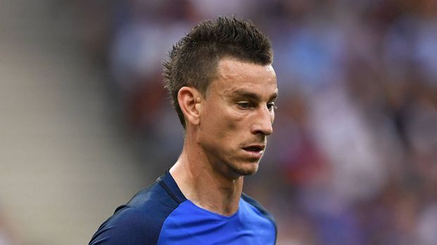 
                <strong>Laurent Koscielny (Frankreich)</strong><br>
                Laurent Koscielny (Frankreich): Der Gunners-Profi konnte im Finale zunächst nicht seine Zweikampfstärke unter Beweis stellen, da er defensiv schlicht kaum gefordert wurde. Konnte sich stattdessen voll und ganz auf das Aufbauspiel konzentrieren und leitete die französischen Angriffe immer wieder mit starken Pässen ein. Wurde seiner Rolle als Abwehrchef gänzlich gerecht und lieferte insgesamt eine tadellose Leistung ab. ran-Note: 3
              