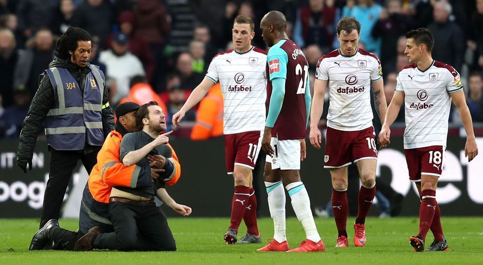 
                <strong>West Ham Fan sauer</strong><br>
                Nur mit Mühe konnte ein wütender West Ham-Fan daran gehindert werden, Angelo Ogbonna (3. v.r.) an die Gurgel zu gehen. Seine Schimpftirade ließ er trotzdem los. West Ham ist nach der 0:3-Heimniederlage gegen den FC Burnley wieder in akuter Abstiegsgefahr.
              