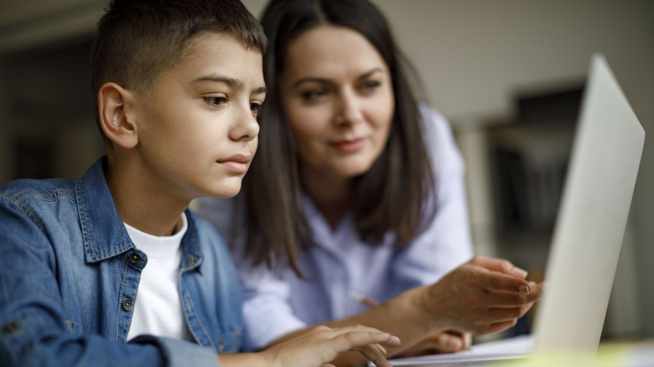 Helfe Flüchtlings-Kindern bei ihren Hausaufgaben, lerne mit ihnen Deutsch oder passe einfach auf sie auf.