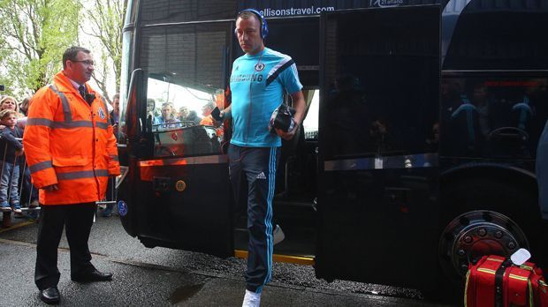 
                <strong>John Terry</strong><br>
                John Terry: Für die britische Legende scheint der Platz im Bus genauso wichtig wie der Platz in der Startelf: Im Mannschafts-Gefährt besteht der 35-Jährige immer auf denselben Sitzplatz.
              