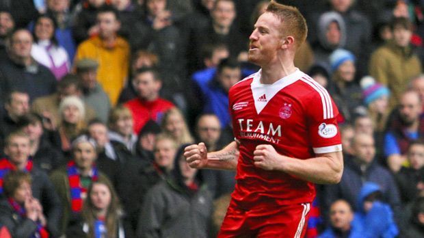 
                <strong>Adam Rooney</strong><br>
                Angriff - Adam Rooney: Er steht für Tore - wie Wayne. Mit einem Unterschied: Während der eine ein Stürmer von Weltformat ist und wohl auch noch lange bleiben wird, war Adam in England nur bei unterklassigen Klubs einigermaßen erfolgreich. Der Ire musste erst nach Schottland wechseln, um so richtig aufzufallen. In 26 Saisonspielen traf er 19 Mal. In der Vorsaison war er bereits schottischer Torschützenkönig. Es gibt auch eine aktuelle Parallele zwischen Adam und Wayne Rooney. Derzeit sind beide Stürmer verletzt.
              