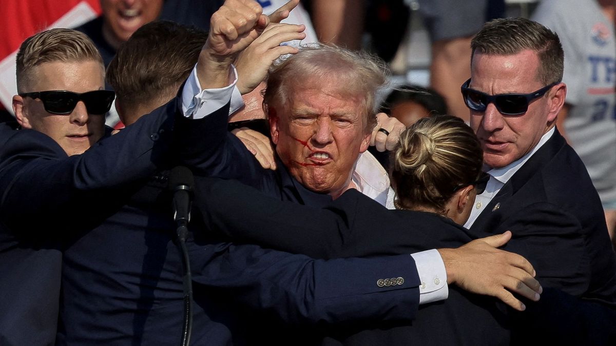 13.07.2024: Bei einem Wahlkampfauftritt in Butler, im Bundesstaat Pennsylvania, wird auf den damaligen Präsidentschaftskandidaten Donald Trump geschossen.