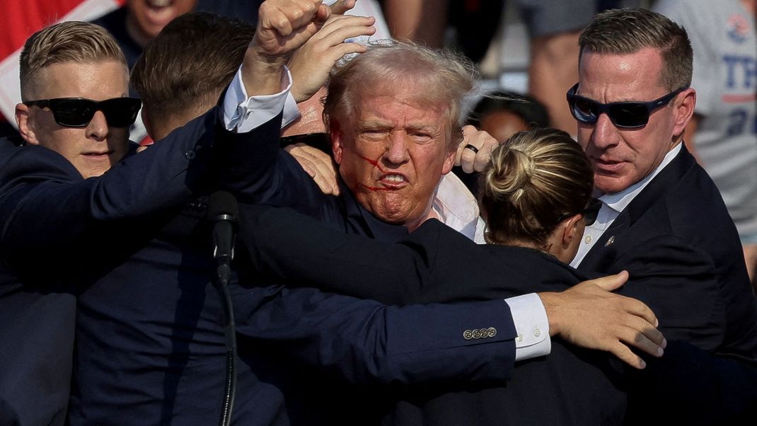 13.07.2024: Bei einem Wahlkampfauftritt in Butler, im Bundesstaat Pennsylvania, wird auf den damaligen Präsidentschaftskandidaten Donald Trump geschossen.