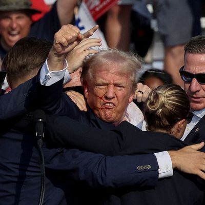 13.07.2024: Bei einem Wahlkampfauftritt in Butler, im Bundesstaat Pennsylvania, wird auf den damaligen Präsidentschaftskandidaten Donald Trump geschossen.