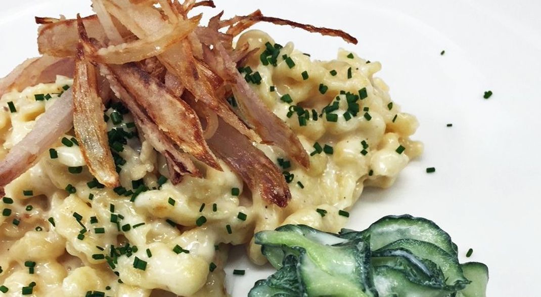 Käsespätzle mit Röstzwiebel und Gurkensalat