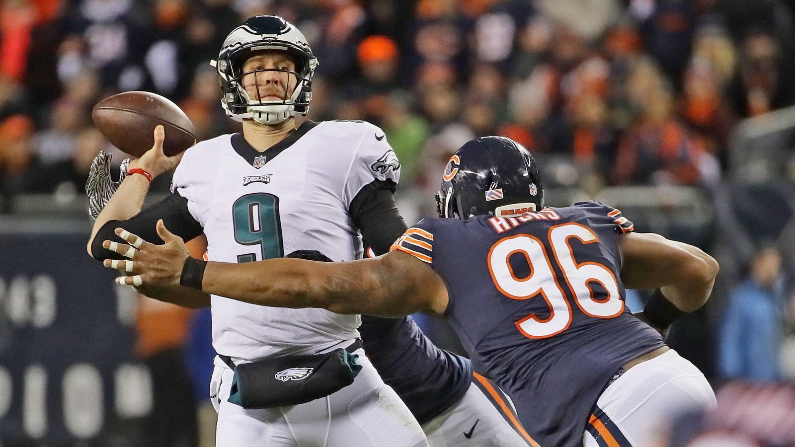 
                <strong>GEWINNER: Nick Foles</strong><br>
                Nick Foles und die Postseason - das passt. Gegen die Bears baut der Eagles-Quarterback seine Playoff-Bilanz auf 4-1 aus. Auch von der starken Defense Chicagos und zwei Interceptions im ersten Durchgang lässt sich "Saint Nick" nicht unterbringen, schlägt in Halbzeit zwei mit zwei Touchdowns zurück. Der Super-Bowl-MVP ist längst wieder in der Form des Vorjahres. Ob die Patriots schon zittern?
              