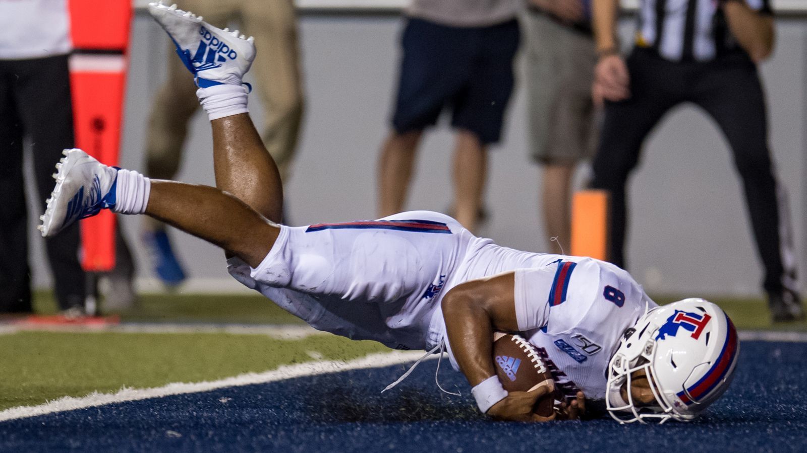 
                <strong>J’Mar Smith (Louisiana Tech)</strong><br>
                Als College-Routinier spielte er seine ganze Erfahrung eiskalt aus, wenn er die Ruhe für seine Würfe hatte. Unter Druck wird sein Spiel allerdings fehlerhaft. Fun Fact: Sein Vater Kenny ist ein frühere Defensive Lineman, der von 2007 bis 2009 bei den New England Patriots war, allerdings kam er nicht zum Einsatz. Und: Die San Diego Padres hatten Smith 2015 in der 24. Runde des MLB-Draft als Catcher gedraftet.
              