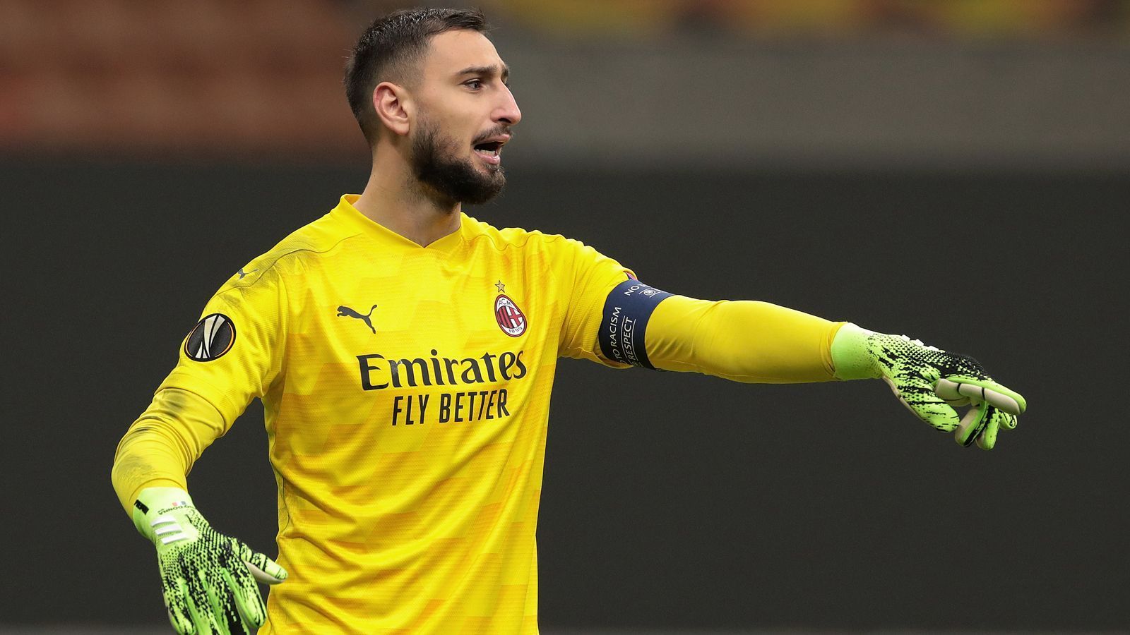 
                <strong>Gianluigi Donnarumma (AC Mailand)</strong><br>
                Eine der heißesten Aktien des Sommers könnte Milan-Keeper Gianluigi Donnarumma werden, sollte der ebenfalls von Raiola beratene 21-Jährige nicht zuvor noch seinen auslaufenden Vertrag verlängern. Ansonsten dürften sich wohl so gut wie alle Topvereine Europas um den 1,96-Meter-Hünen bemühen, der trotz seiner Jugend rund 230 Pflichtspiel-Einsätze für die Mailänder vorweisen kann. Bereits mit 16 Jahren gab Donnarumma sein Debüt im Tor des früheren italienischen Meisters und aktuellen Serie-A-Tabellenführers und ist mittlerweile Nationalspieler. "Ich möchte ganz sicher beim AC Mailand bleiben. Mein Agent wird mit dem Vorstand über meinen Vertrag sprechen. Mino Raiola weiß, was er zu tun hat", sagte Donnarumma bereits in November 2020. Verlängert hat das Milan-Eigengewächs seinen Kontrakt aber immer noch nicht ...
              