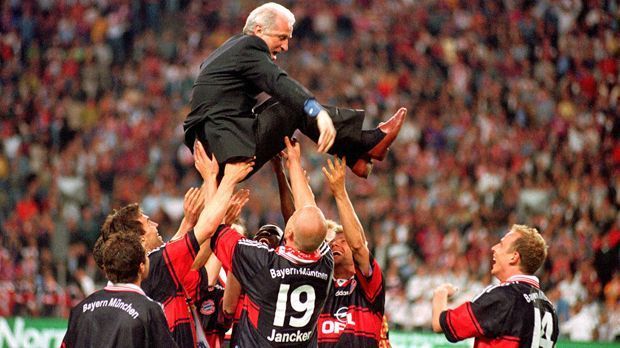 
                <strong>Giovanni Trapattoni 1998</strong><br>
                Giovanni Trapattoni 1998: Obwohl die Bayern in seiner erster Ära keinen Erfolg hatten, kam "Trap" 1996 zurück und holte gleich den Meistertitel. In der Saison 1997/98 wurde der FCB aber von Aufsteiger Kaiserslautern düpiert, Trapattoni und Co. musste sich mit der Vize-Meisterschaft begnügen. Schon zum Rückrundenstart gab der Klub die erneute Trennung vom Italiener zum Saisonende bekannt. Immerhin holte das Team unter Trapattoni noch den Sieg im DFB-Pokal.
              