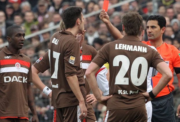 
                <strong>Fabian Boll vs. Martin Retov</strong><br>
                Im März 2010 trifft der FC St. Pauli auf Hansa Rostock. In einem hitzigen Duell foult Martin Retov den Hamburger Deniz Naki. Mitspieler Fabian Boll ist aufgebracht und stürmt Richtung Retov, der mit einer Kopfnuss "antwortet" - die Folge: Rot für beide.
              