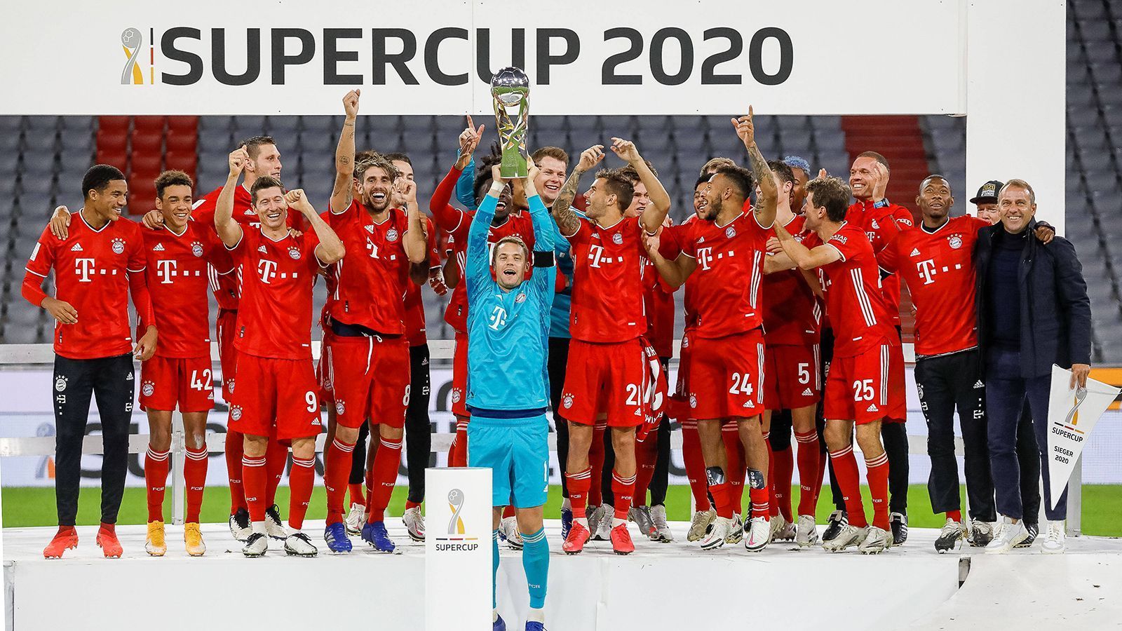 
                <strong>Sieg gegen BVB: Titelrausch geht weiter</strong><br>
                Doch der Frust verfliegt schnell. Wiederum drei Tage später steht der deutsche Supercup auf dem Programm. Und die Bayern schlagen den BVB in der Allianz Arena knapp mit 3:2. Joshua Kimmich stolpert den Ball in der 83. Minute im Fallen über die Linie - der fünfte Titel in kurzer Zeit. 
              