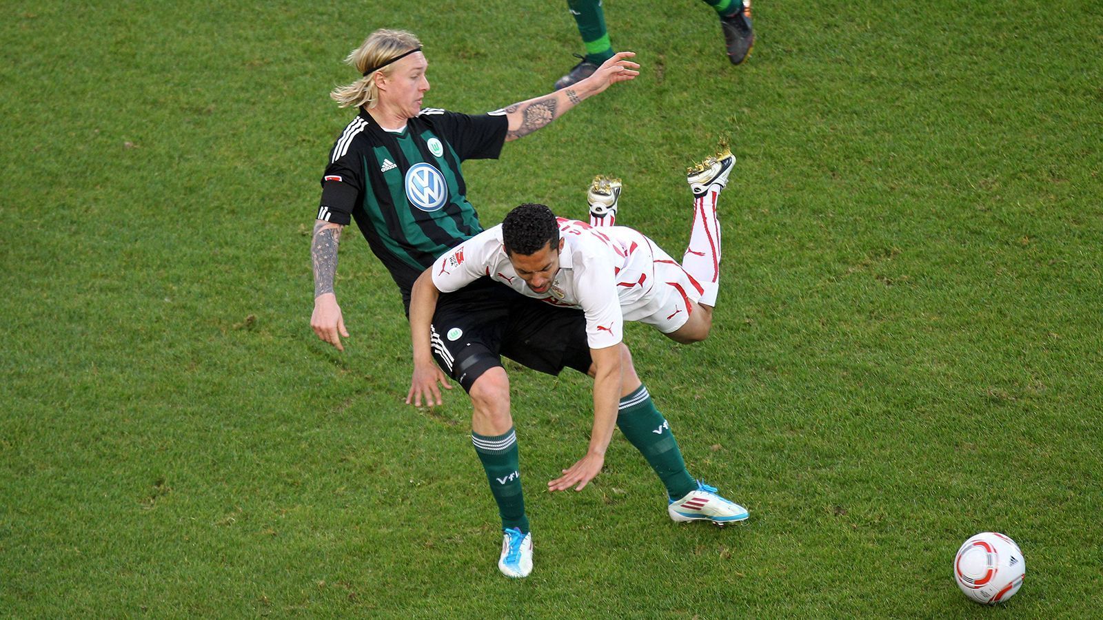 
                <strong>BANK: Simon Kjaer (VfL Wolfsburg)</strong><br>
                Wenn Kjaer kam, tat es weh. Er war zu dieser Zeit die Lebensversicherung in der Wölfe-Abwehr. Im Sommer darauf zog es ihn nach Rom, dann zurück nach Wolfsburg. Anschließend folgte eine halbe Weltreise. Frankreich, Türkei, Spanien, Italien. Heute steht er bei der AC Milan unter Vertrag.
              