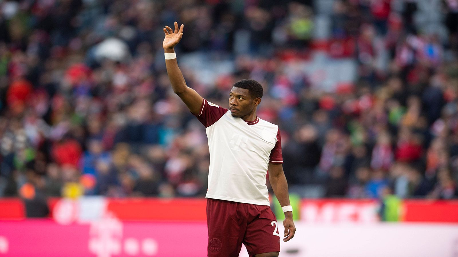 
                <strong>Transferstrategie des FC Bayern: David Alaba</strong><br>
                Grund für die Boateng-Abfuhr ist, dass David Alaba unter Hansi Flick dauerhaft in der Innenverteidigung eingeplant werden soll. Mit Niklas Süle und Lucas Hernandez haben die Münchener dann drei konstante Innenverteidiger, mit Talent Lars Lukas Mai noch einen weiteren in der Hinterhand. Ein weiterer, rechts-angelegter Innenverteidiger soll aber noch kommen.
              