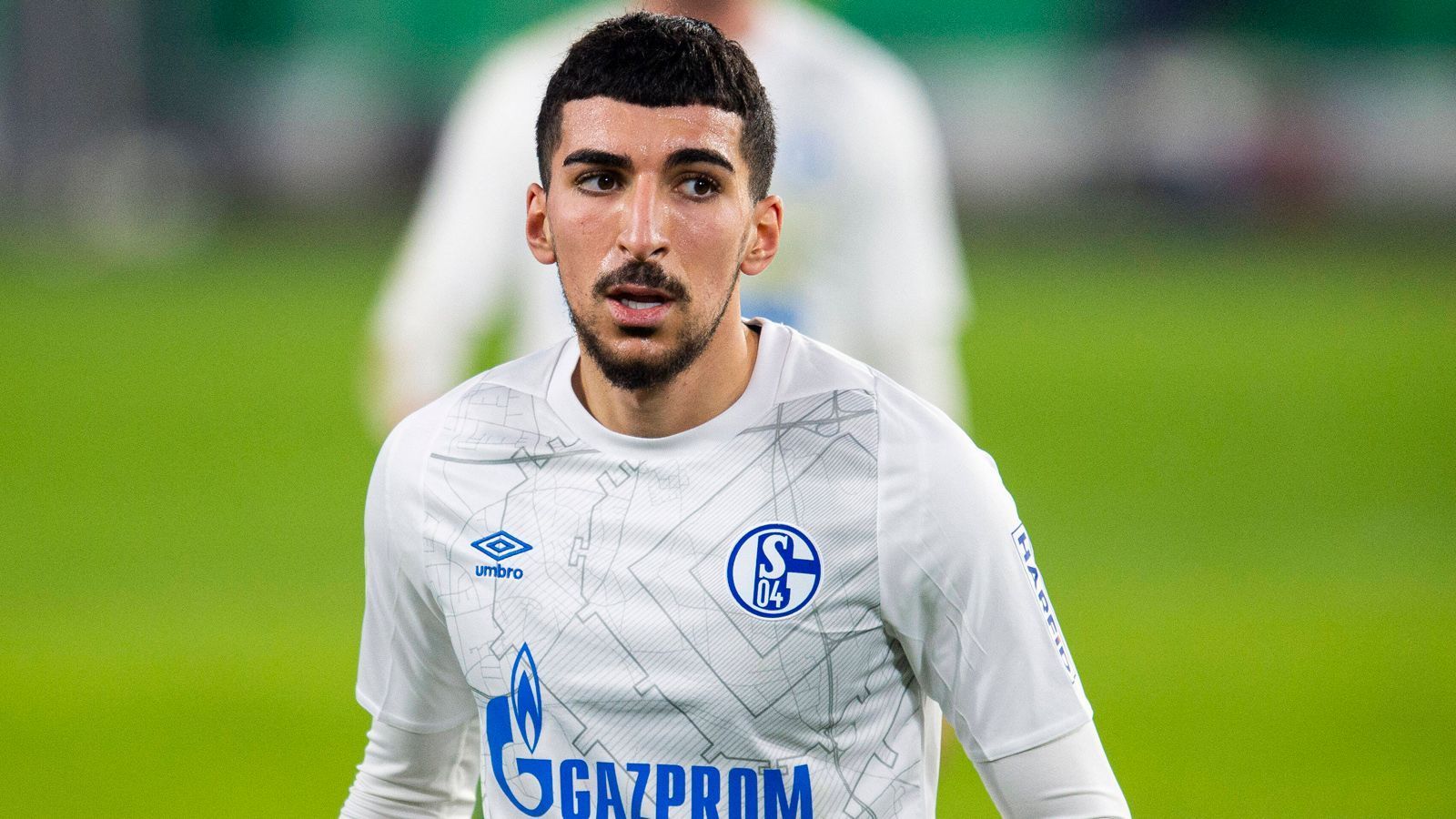 
                <strong>Mittelfeld: Nassim Boujellab</strong><br>
                Der 21-jährige Marokkaner ist ein weiteres Eigengewächs von Schalke und steht noch bis 2022 unter Vertrag. 30 Bundesligaspiele hat er bereits bestritten und erzielte im Dezember gegen den FC Augsburg sein erstes Bundesligator. In der Zweiten Liga könnte der dreimalige Nationalspieler den Unterschied ausmachen.
              