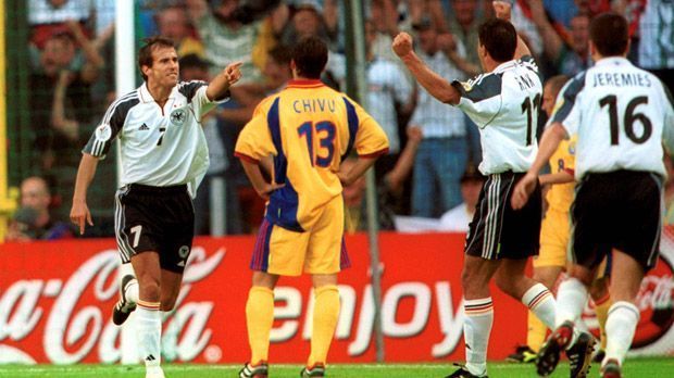 
                <strong>EM 2000 Vorrunde</strong><br>
                EM 2000: Vier Jahre nach dem großen Triumph in England gab es für das DFB-Team um den neuen Bundestrainer Erich Ribbeck in Belgien bzw. den Niederlanden ein frühes Aus. Den einzigen Punkt holten Mehmet Scholl (li.) und Co. beim 1:1-Unentschieden gegen Rumänien. 
              