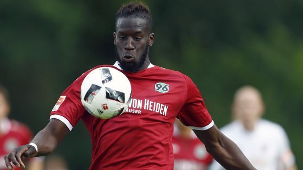 
                <strong>Salif Sane (Hannover 96)</strong><br>
                Salif Sane (Hannover 96): Mit einem gescheiterten Wechsel kennt sich Harniks neuer Mannschaftskollege Sane bestens aus. Der Senegalese wollte nach dem 96-Abstieg nach Köln wechseln und der FC buhlte auch kräftig um den Schlacks - eine Einigung gab es jedoch nicht und so muss der Nationalspieler vorerst in der 2. Bundesliga ran. 
              