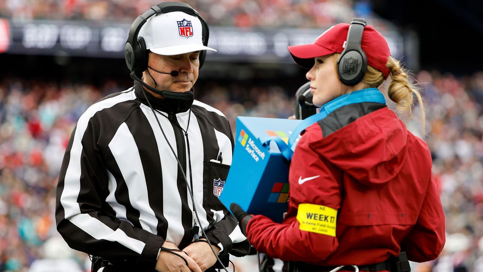 
                <strong>Detroit Lions: Intervention der Replay Officials</strong><br>
                Die Replay Officials, eine Art Videoschiedsrichter, die für das Überprüfen der Entscheidungen auf dem Feld zuständig sind, sollen größeren Handlungsspielraum erhalten. In Zukunft sollen sie sich auch einschalten und Kontakt mit dem Hauptschiedsrichter auf dem Feld aufnehmen können, wenn (nicht) auf ein Foul in Bezug auf die Positionierung oder eine Aktion von Spielern an oder hinter einer bestimmten Entfernung zur Line of Scrimmage entschieden wird.
              