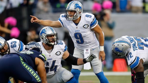 
                <strong>Matt Stafford</strong><br>
                Matt Stafford: Die richtige Ausrüstung sollte es dann schon sein, da kennt die NFL kein Pardon. Weil der Detroit-Quarterback Matt Stafford blaue Stollenschuhe trug, musste er 5.787 Dollar Strafe bezahlen. So richtig erklären konnte sich Stafford die Entscheidung nicht. Seine Kollegen hätten die gleichen Schuhe in der vergangenen Saison auch getragen, argumentierte er. Zahlen musste er trotzdem.
              