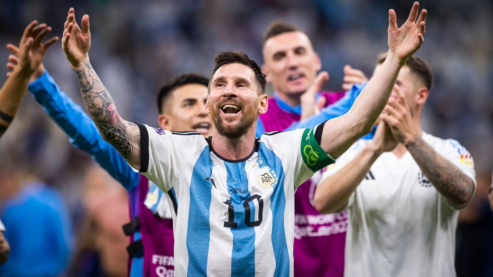 
                <strong>Messi: Rekord-Vorlagengeber und Rekordschütze in K.o.-Spielen</strong><br>
                Der argentinische Superstar sichert sich weitere Rekorde: Mit seinem Assist für Enzo Fernandez beim 2:0-Sieg über Mexiko krönt sich Messi zum ersten Spieler, der bei fünf Weltmeisterschaften mindestens eine Torvorlage gegeben hat. Zudem ist er durch seinen Finaltreffer zum 1:0 gegen Frankreich der erste Spieler, der in jedem K.o.-Spiel einer WM getroffen hat.
              