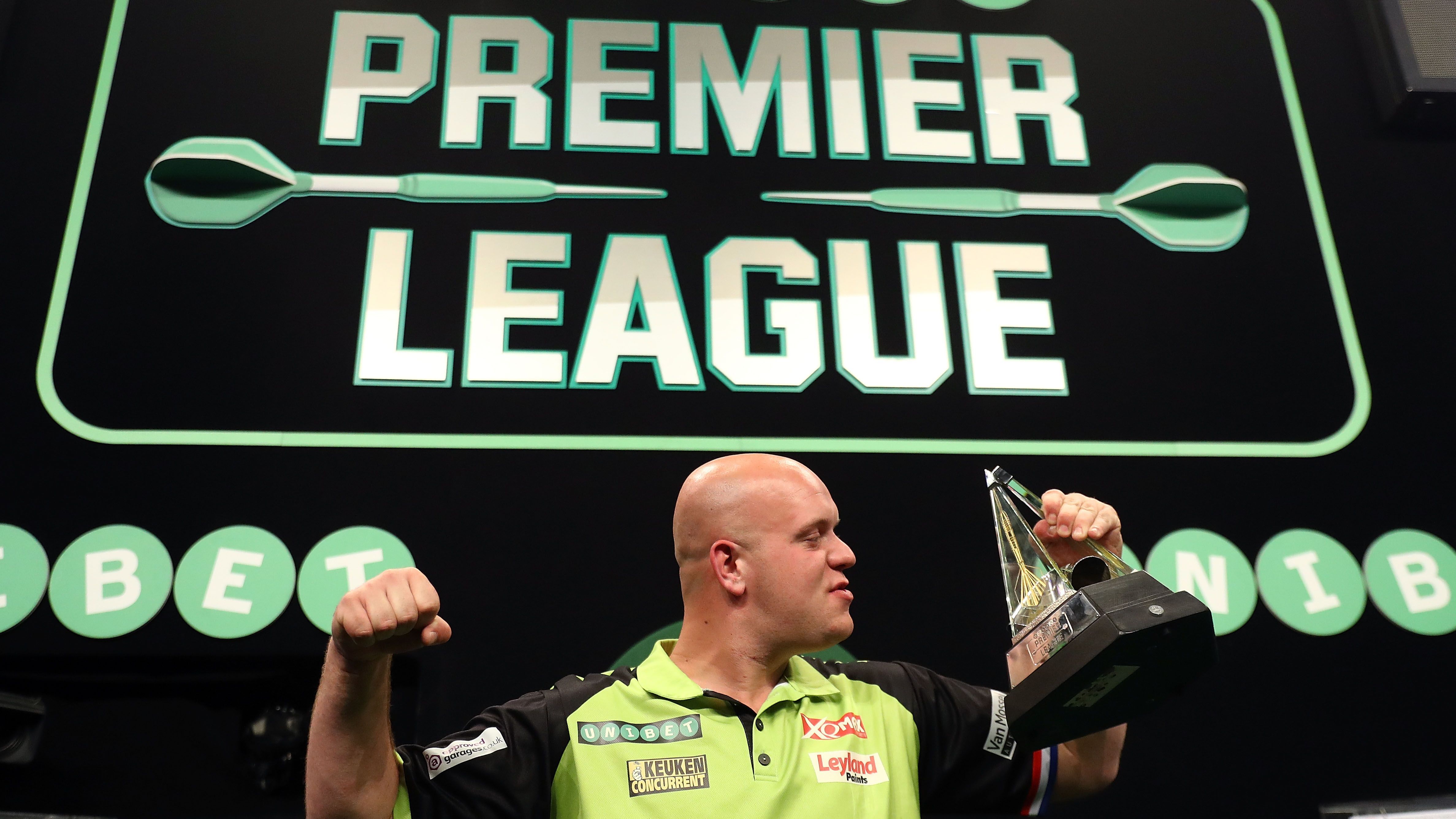 
                <strong>PDC Premier League Darts: So läuft sie ab</strong><br>
                Die Premier League Darts wird vom 6. Februar 2020 (Aberdeen) bis zum 21. Mai 2020 (Playoffs in London) an insgesamt 16 unterschiedlichen Spielorten in sieben Ländern ausgetragen. Nach 2018 und 2019 wird auch dieses Jahr wieder ein Spieltag in Deutschland ausgetragen (am 23. April 2020 in Berlin). Gespielt wird im Jeder-gegen-Jeden-Modus Best of 12 Legs, daher kann eine Duell auch 6:6-Unentschieden enden. Nach dem 9. Spieltag scheidet der Tabellenletzte aus und die verbleibenden acht Spieler ermitteln an den folgenden sieben Spieltagen die vier Halbfinalisten für den großen Showdown in der Londoner 02-Arena. Der Gewinner der Premier League Darts kann sich über ein Preisgeld von 250.000 Pfund freuen. 
              