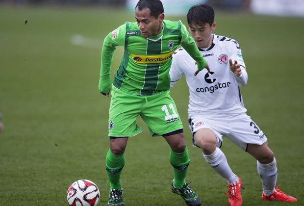 
                <strong>Das ist Kyoung-Rok Choi</strong><br>
                Eine Bewährungsprobe bei den Profis hatte der Rechtaußen bereits in einem Testspiel vor zwei Wochen. Gegen Borussia Mönchengladbach durfte der 20-Jährige sich gegen Stars wie Raffael (l.) aus der Bundesliga messen.
              