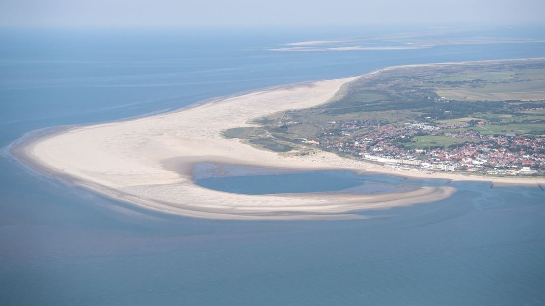 Das niedersächsische Landesbergbauamt hat eine neue Erdgasförderung in der Nordsee vor der Insel Borkum genehmigt. (Archivbild)