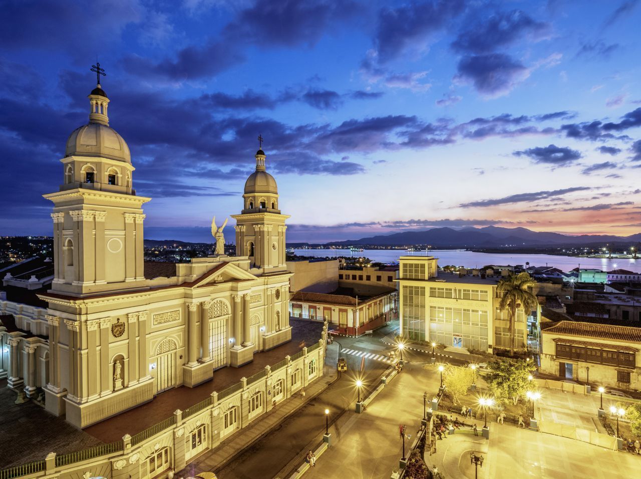 Santiago de Cuba: Die Stadt der Revolution bietet nicht nur eine sehenswerte Kathedrale. 1953 startete Fidel Castro mit dem Angriff auf die Moncada-Kaserne seinen ersten Revolutionsversuch. Die Festung El Morro zählt zum Weltkulturerbe. Außerdem gilt Santiago als Kulturmetropole und Wiege der kubanischen Musik. 