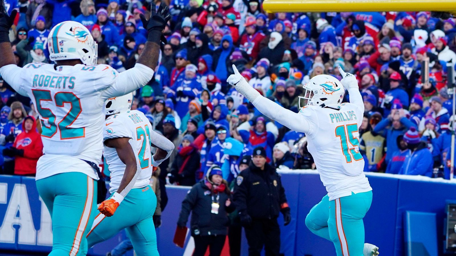 
                <strong>Miami Dolphins: Pick 21 verfällt</strong><br>
                Die Miami Dolphins bekamen von der NFL eine Strafe aufgebrummt und müssen in diesem Jahr auf ihren Erstrundenpick verzichten. Auslöser war ein Verstoß der Dolphins gegen die "Anti Tampering Rule". Die Franchise aus Florida hatte 2019 unerlaubt mit Quarterback-Superstar Tom Brady über einen möglichen Wechsel in den Süden der Vereinigten Staaten gesprochen - der stand damals allerdings noch bei den New England Patriots unter Vertrag. Die Dolphins versuchten es ein zweites Mal, als Brady bei den Tampa Bay Buccaneers spielte - erneut verbotenerweise. 
              