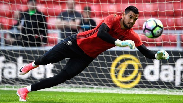 
                <strong>Sergio Romero (Manchester United)</strong><br>
                Dem argentinischen Nationaltorhüter Sergio Romero scheint die Rolle als Ersatzkeeper bei Manchester United nicht wirklich viel auszumachen, denn kürzlich verlängerte der 30-Jährigen seinen Vertrag vorzeitig um drei Jahre bis 2021 inklusive Option für eine weitere Spielzeit. Bei den "Red Devils" kam Romero in der zurückliegenden Saison nur in der Europa League zum Einsatz, ansonsten war der frühere Schlussmann von Sampdoria Genua und Alkmaar Backup von David de Gea. Aber: Immerhin gewann ManUtd die Europa League - nicht zuletzt dank zuverlässiger Leistungen Romeros.
              