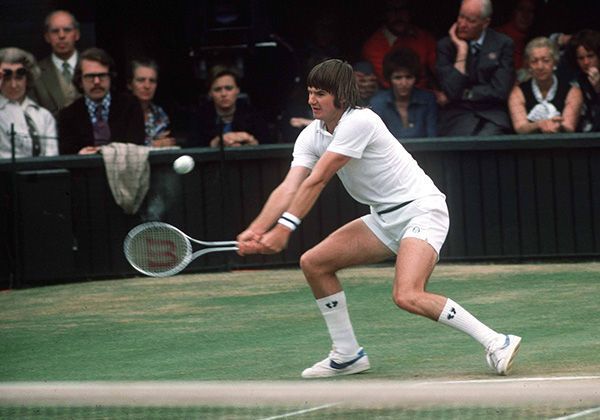 
                <strong>Jimmy Connors anno 1975</strong><br>
                James Scott Connors, genannt Jimmy Connors, wurde am 2. September 1952 in Illinois in den USA geboren. Mit 20 begann Connors seine Profi-Karriere und von 1974 bis 1978 war er Stammgast auf dem Weltranglistenplatz 1. Bei so viel Tennis blieb für den Friseur keine Zeit mehr...
              