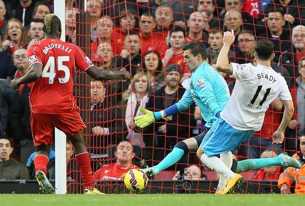 
                <strong>Mario Balotelli beim FC Liverpool - ein Missverständnis?</strong><br>
                Balotelli holt aus, aber senst über den Ball.
              