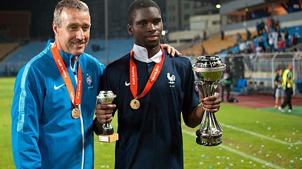 
                <strong>Odsonne Edouard (Frankreich/ Paris Saint-Germain)</strong><br>
                Odsonne Edouard (Frankreich/ Paris Saint-Germain). Die Franzosen sind der Top-Favorit bei der U17-WM in Chile - auch durch die Qualität von Edouard. Bei der U17-EM vor einigen Monaten schießt der Stürmer sein Land mit acht Toren in fünf Spielen zum Turniersieg. Allein im Finale knipst er gegen die DFB-Elf drei Mal. Endstand: 4:1.
              