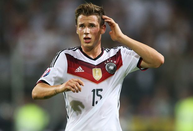 
                <strong>Erik Durm (Deutschland)</strong><br>
                In der U21 debütierte Erik Durm unter Coach Horst Hrubesch, seit 2014 ist seine Zeit im Junioren-Team aber vorbei. Im Profi-Kader von Borussia Dortmund bekam der rechte Verteidiger in der abgelaufenen Saison 28 Einsätze.
              