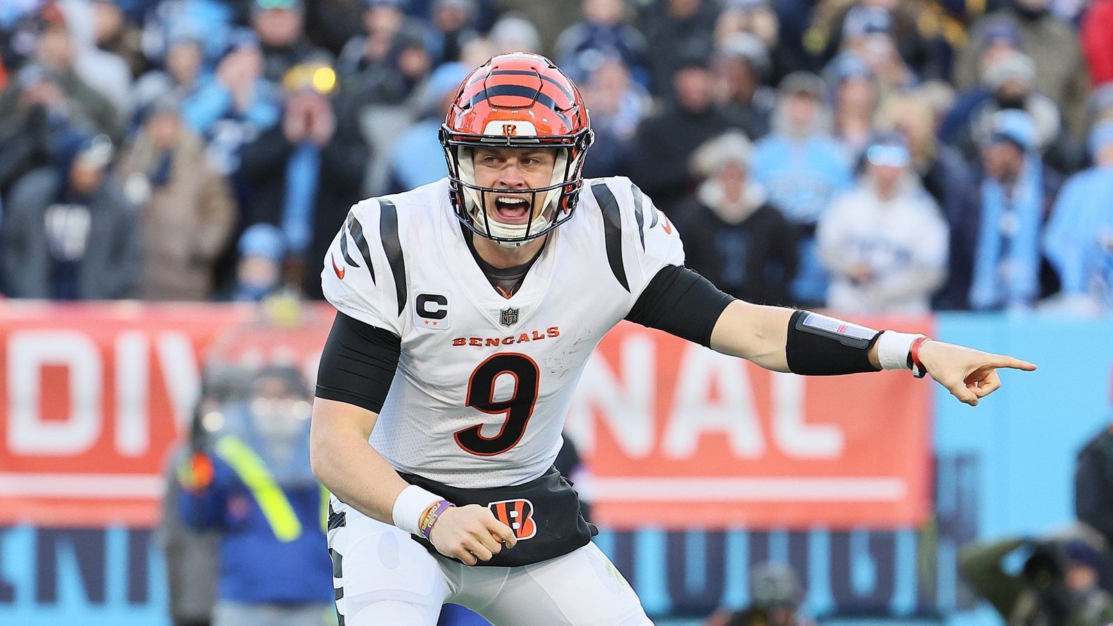 
                <strong>Joe Burrow (Cincinnati Bengals)</strong><br>
                &#x2022; <strong>Position</strong>: Quarterback<br>&#x2022; <strong>Durchschnittlicher Top-Verdiener Quarterbacks</strong>: Aaron Rodgers (<strong>50,3</strong> Millionen Dollar jährlich)<br>&#x2022; <strong>Durchschnittlicher Verdienst Joe Burrow</strong>: <strong></strong> Millionen Dollar jährlich<br>&#x2022; <strong>Top-Verdiener Quarterbacks 2022</strong>: Ryan Tannehill (<strong>38,6</strong> Millionen Dollar)<br>&#x2022; <strong>Verdienst 2022 Joe Burrow</strong>: <strong>9,9</strong> Millionen Dollar<br>
              