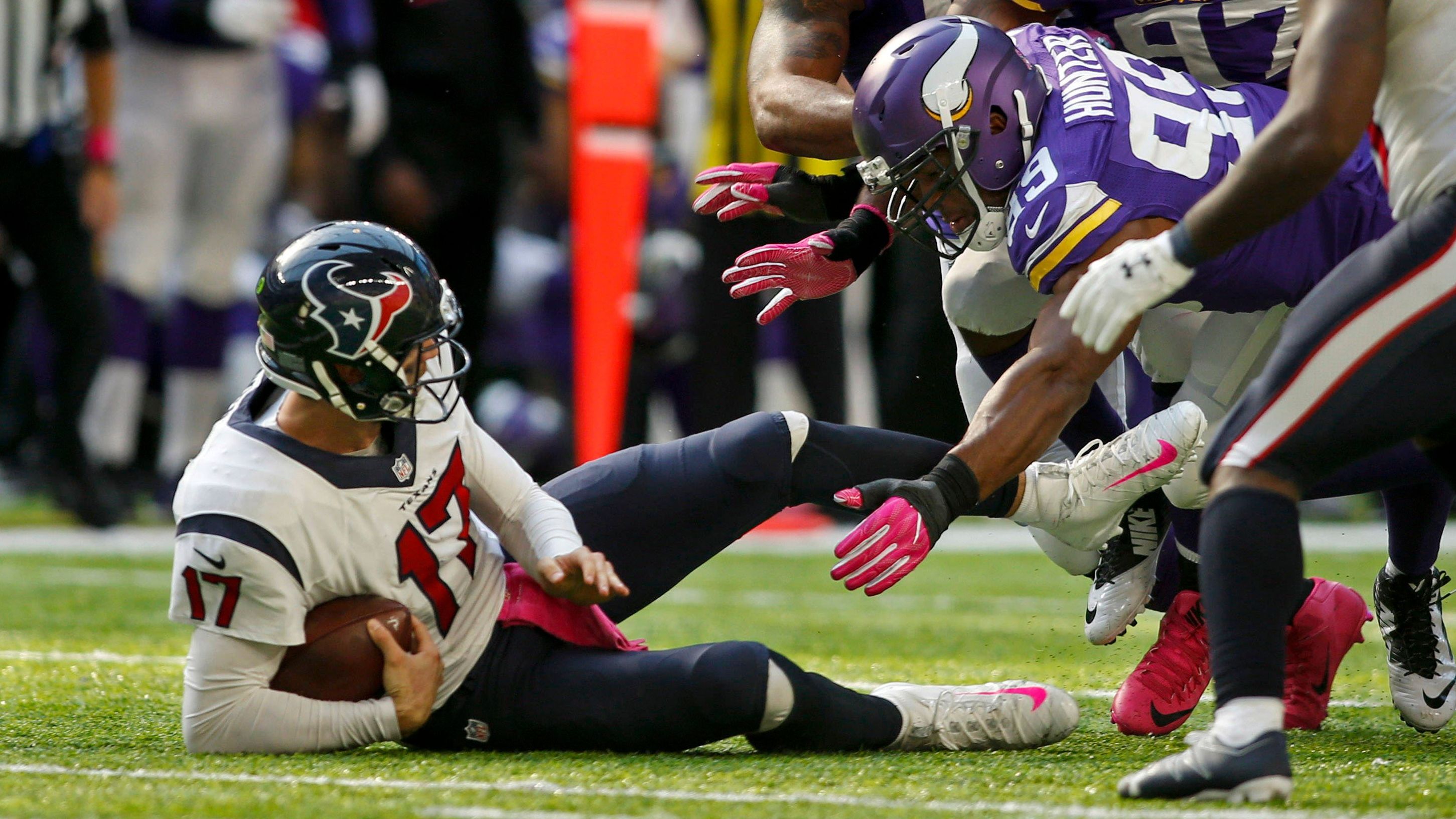 <strong>Platz 2: Danielle Hunter (Houston Texans)</strong><br>Nachdem Quarterback C.J. Stroud und Pass Rusher Will Anderson als Rookie nahezu optimal eingeschlagen sind, schalten die Texaner in den "Win now"-Modus. Mit Danielle Hunter holen sich die Texans einen der besten Pass Rusher der Liga und werten die ohnehin starke Defense weiter auf. Mit 24,5 Millionen pro Jahr ist Hunter zwar teuer, aber Qualität kostet nun einmal!