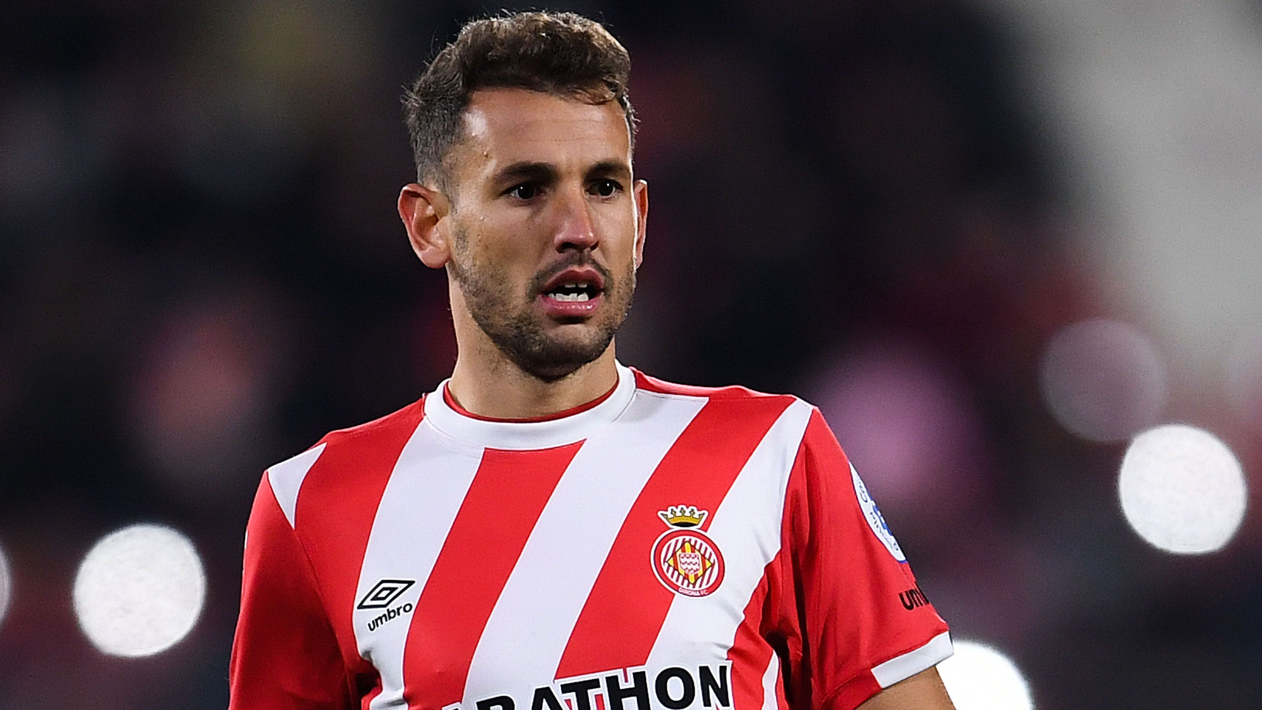 
                <strong>Kandidat Nummer 1: Cristhian Stuani</strong><br>
                Nun wird vermehrt auch Cristhian Stuani vom FC Girona als Top-Kandidat für den Barca-Sturm genannt. Der 32-Jährige ist mit bislang zwölf Saisontreffern hinter Messi und Suarez dritterfolgreichster Torjäger in La Liga. Stuanis Vertrag läuft im Juni 2020 aus und soll eine Ausstiegsklausel über 15 Millionen Euro besitzen. Damit könnte er zum drittteuersten Ü30-Stürmer überhaupt werden. (Quelle: AS, Sport.es)
              