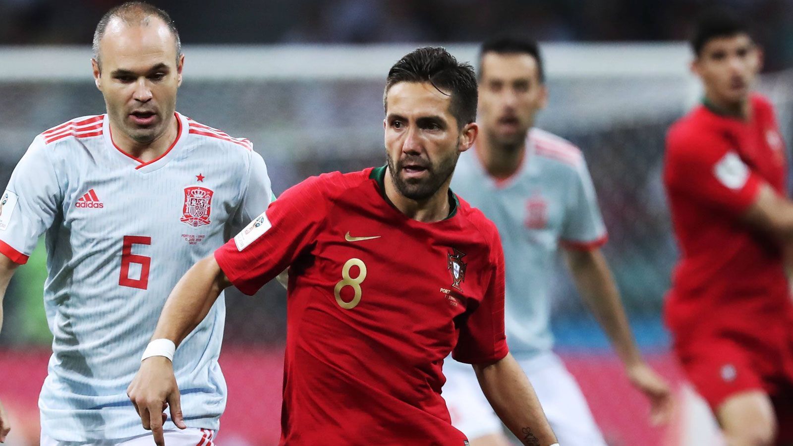 
                <strong>Joao Moutinho (Portugal)</strong><br>
                Der Routinier von Monaco war nur in der Anfangsphase in der Lage, das Spiel Portugals zu ordnen. Bei Spaniens Aufholjagd hatte Moutinho jedoch auch seinen Anteil. Vor dem 2:2-Ausgleich der Iberer kam er im Zweikampf mit Torschütze Diego Costa entscheidend zu spät. ran-Note: 3
              