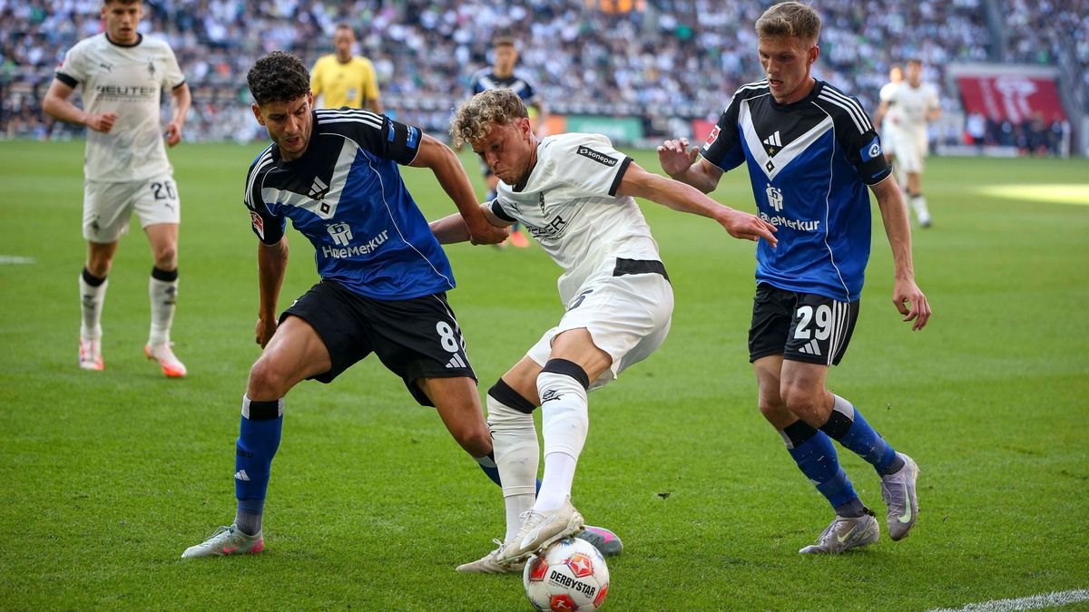 Mönchengladbach, Deutschland, 24.08.25: Daniel Elfadli (Hamburger SV), Robin Hack (Borussia Mönchengladbach) und Emir Sahiti (Hamburger SV) im Kampf um den Ball waehrend des Spiels der Bundesliga z...