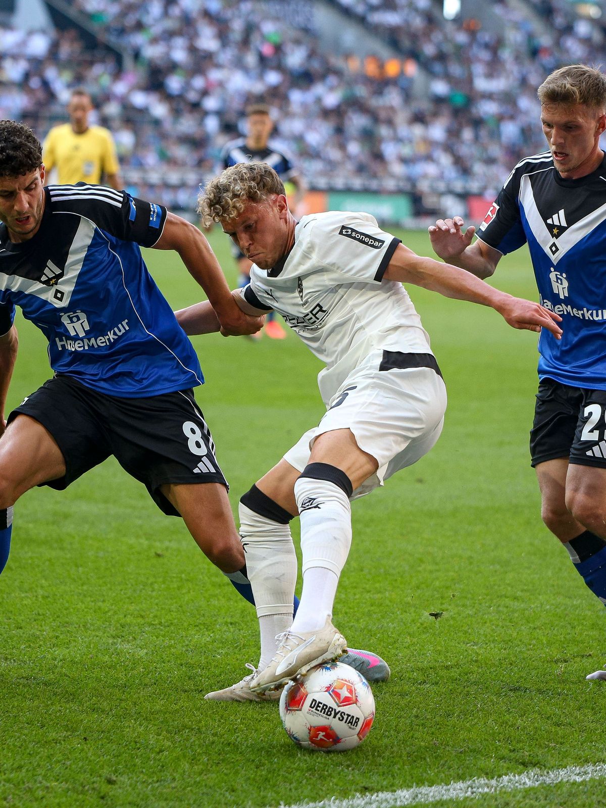 Mönchengladbach, Deutschland, 24.08.25: Daniel Elfadli (Hamburger SV), Robin Hack (Borussia Mönchengladbach) und Emir Sahiti (Hamburger SV) im Kampf um den Ball waehrend des Spiels der Bundesliga z...