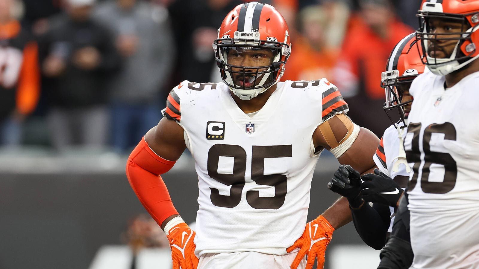 
                <strong>Platz 2: Myles Garrett – Cleveland Browns </strong><br>
                &#x2022; Ranking im vorigen Jahr: 2.<br>&#x2022; Statistiken in der Saison 2022: 16 Sacks, 60 Total Tackles, 2 Forced Fumbles<br>
              