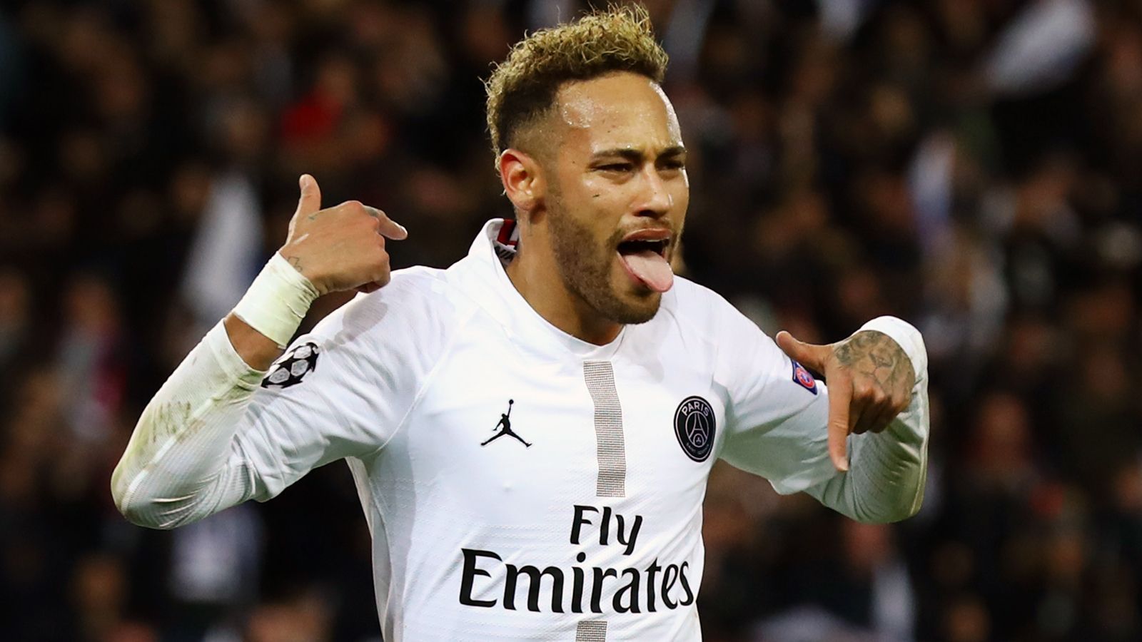 
                <strong>Neymar</strong><br>
                Beim bislang teuersten Transfer der Fußballgeschichte, jenem von Neymar für 222 Millionen Euro von Barcelona zu PSG, krachte es zwar nicht primär zwischen den beiden Vereinen, dafür aber umso mehr zwischen dem Brasilianer und seinem heutigen Ex-Klub. Nachdem Barca-Boss Josep Maria Bartomeu Neymar und dessen Vater dafür rügte, den Transfer mehr oder weniger hinter dem Rücken der Katalanen abzuwickeln (was aufgrund der aktivierten Ausstiegsklausel rechtlich möglich war), konterte der brasilianische Superstar und diskreditierte Bartomeu: "Barca hat Besseres verdient und die ganze Welt weiß es"
              