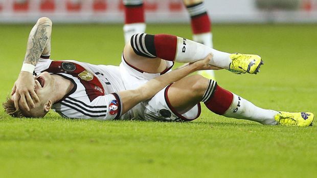 
                <strong>Marco Reus</strong><br>
                Marco Reus: Schon im Bundesliga-Spiel gegen Hertha BSC hat sich der BVB-Star verletzt. Richtig schlimm wird es dann bei der Nationalmannschaft: Reus muss mit einem "angebrochen Endglied der linken Großzehe" abreisen. Rund zwei Wochen wird er noch ausfallen.
              