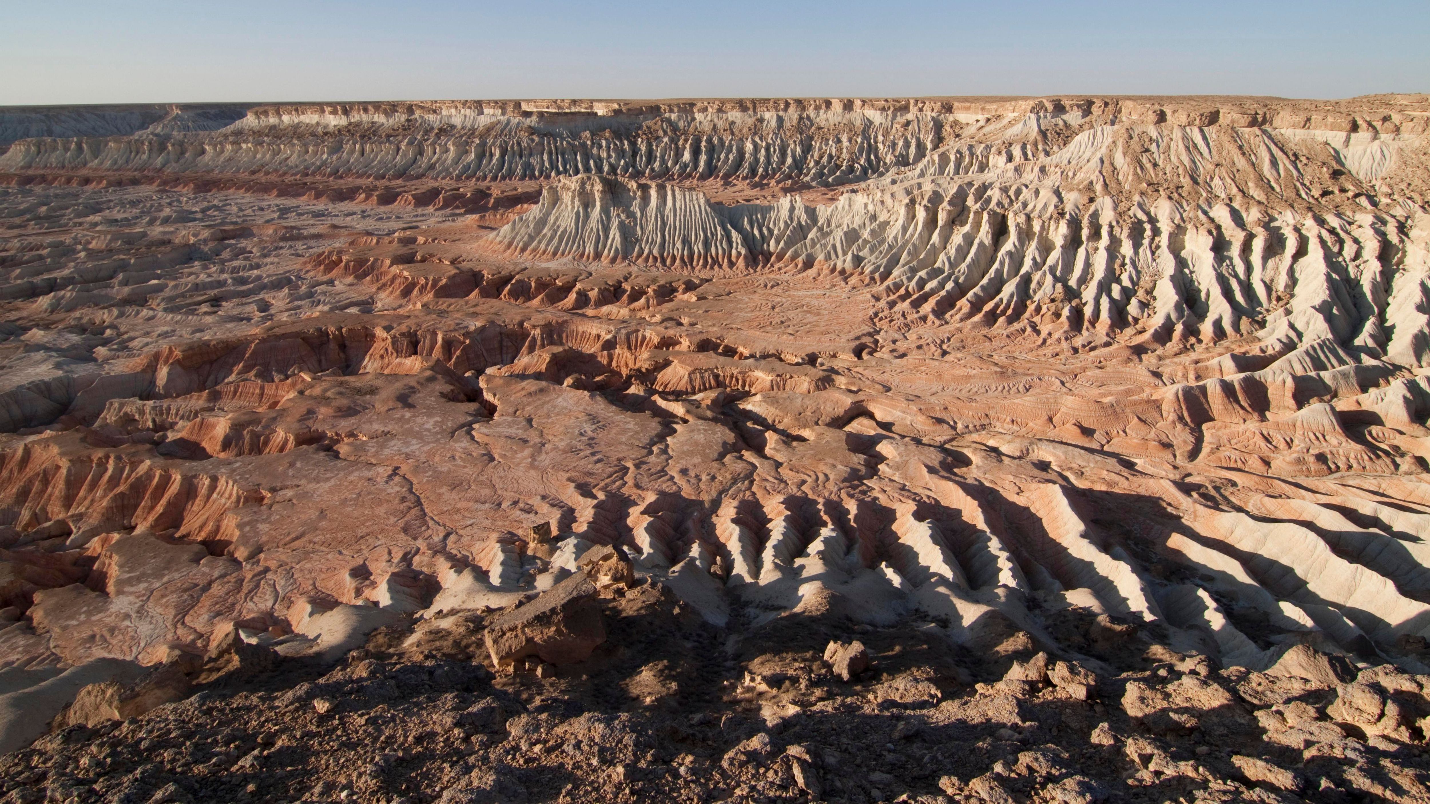 Vor 5,5 Millionen Jahren schuf der Fluss Amudarja die Yangykala-Schlucht mit bizarren, farbenprächtigen Felsformationen bis zu 200 Meter Höhe. Diese Landschaft, "Grand Canyon Asiens" genannt, ist eine Top-Sehenswürdigkeit, aber aufgrund der abgelegenen Lage und der vierstündigen Autofahrt von Balkanabat aus nur wenig besucht.