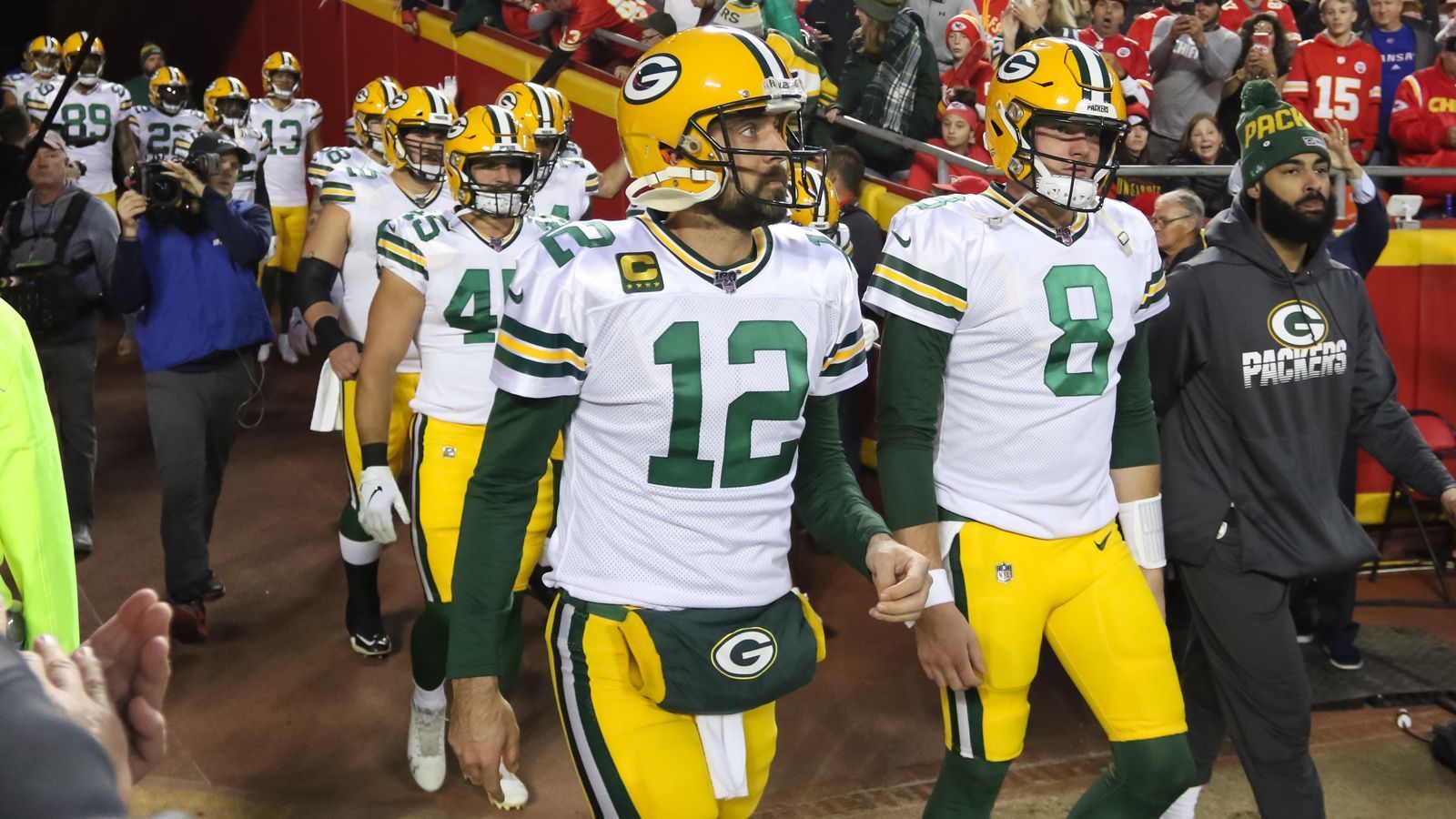 
                <strong>Green Bay Packers – die Ausgangssituation</strong><br>
                Die Green Bay Packers fanden vergangene Saison zurück auf die Erfolgsspur. Nachdem zwei Jahre in Folge die Playoffs verpasst wurden, gelangten die "Cheeseheads" im Januar bis in das NFC-Championship-Game. Rein statistisch allerdings war die Saison eher durchwachsen: Die Offense landete genauso wie die Defense auf Platz 18 der NFL. Abgänge gab es vor allem auf der Position des Linebackers: Blake Martinez und Kyler Fackrell wanderten beide zu den New York Giants ab. Die Entlassung von Tight End Jimmy Graham hinterlässt sportlich keine allzu große Lücke.
              