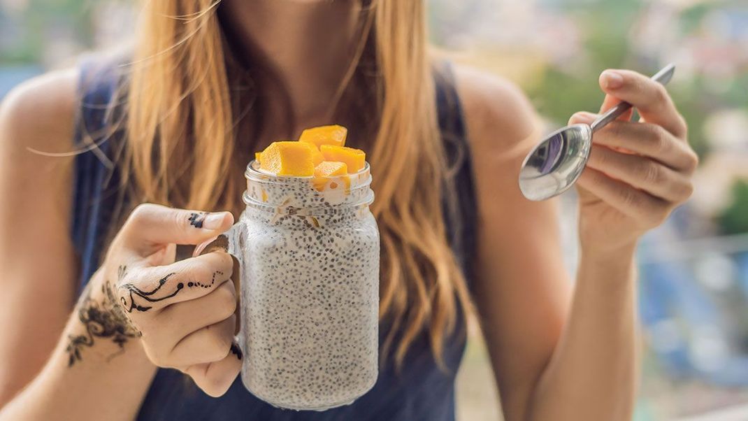 Warum ihr in euren Müslis, Smoothies und Puddings auch Lein- und Chiasamen zugeben und mischen solltet, erfahrt ihr hier.